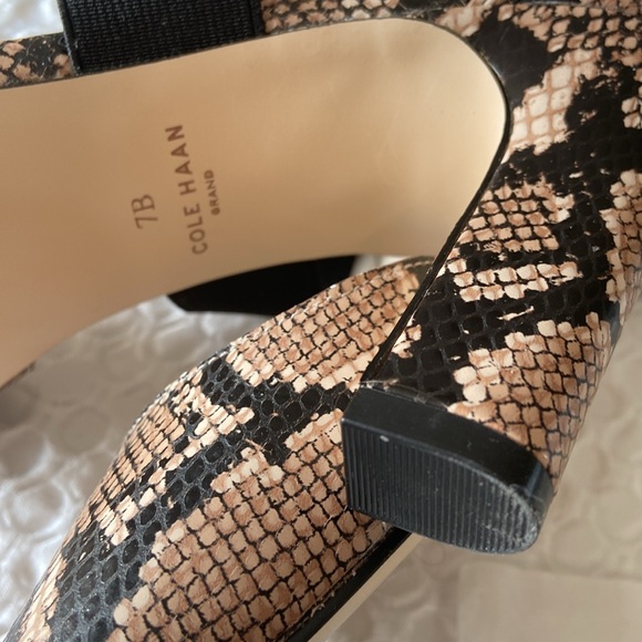 Cole Haan 3 1/2 inch heels, embossed leather upper, excellent condition. Size 7B - Picture 5 of 5
